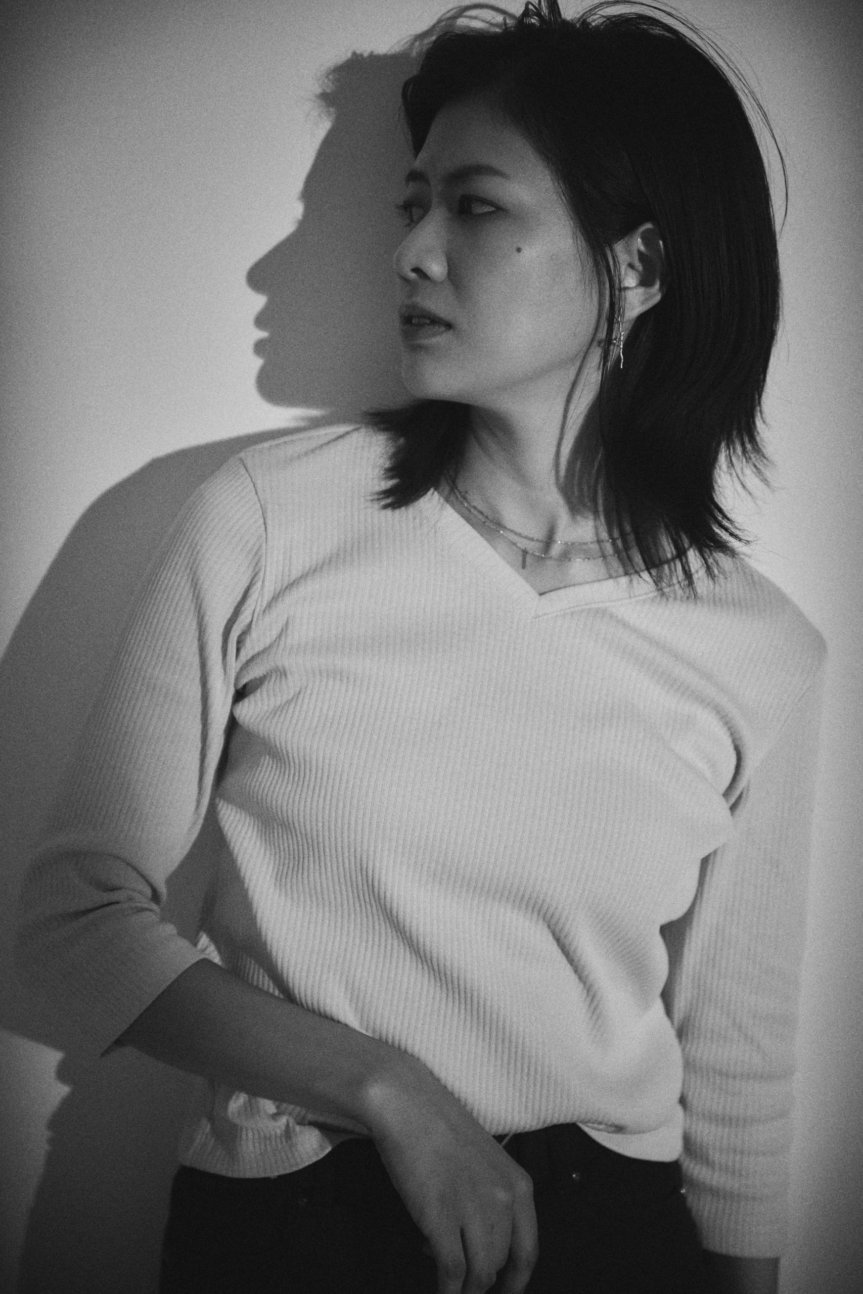 inoueasuka_upper-body_mono